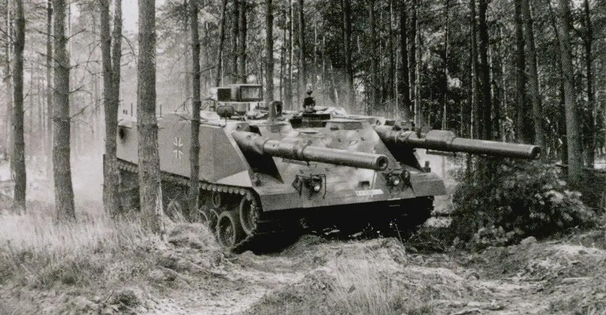 冷战时期森林中的实验西德“德国”VT-2坦克，配备两门火炮
