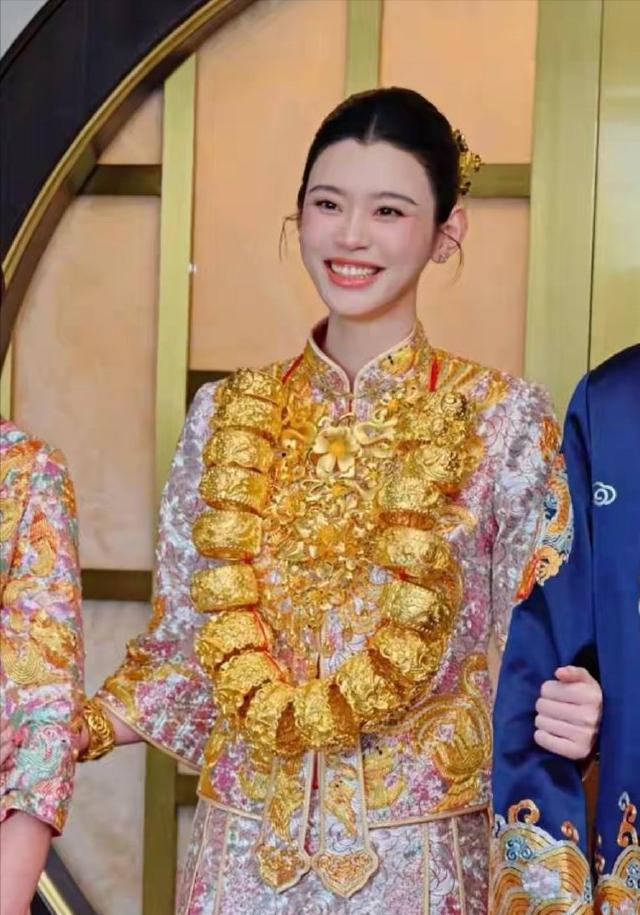 奚梦瑶与何猷君在澳门上葡京酒店完成婚礼答谢宴，最新曝光的闭门敬茶环节中，奚梦瑶佩