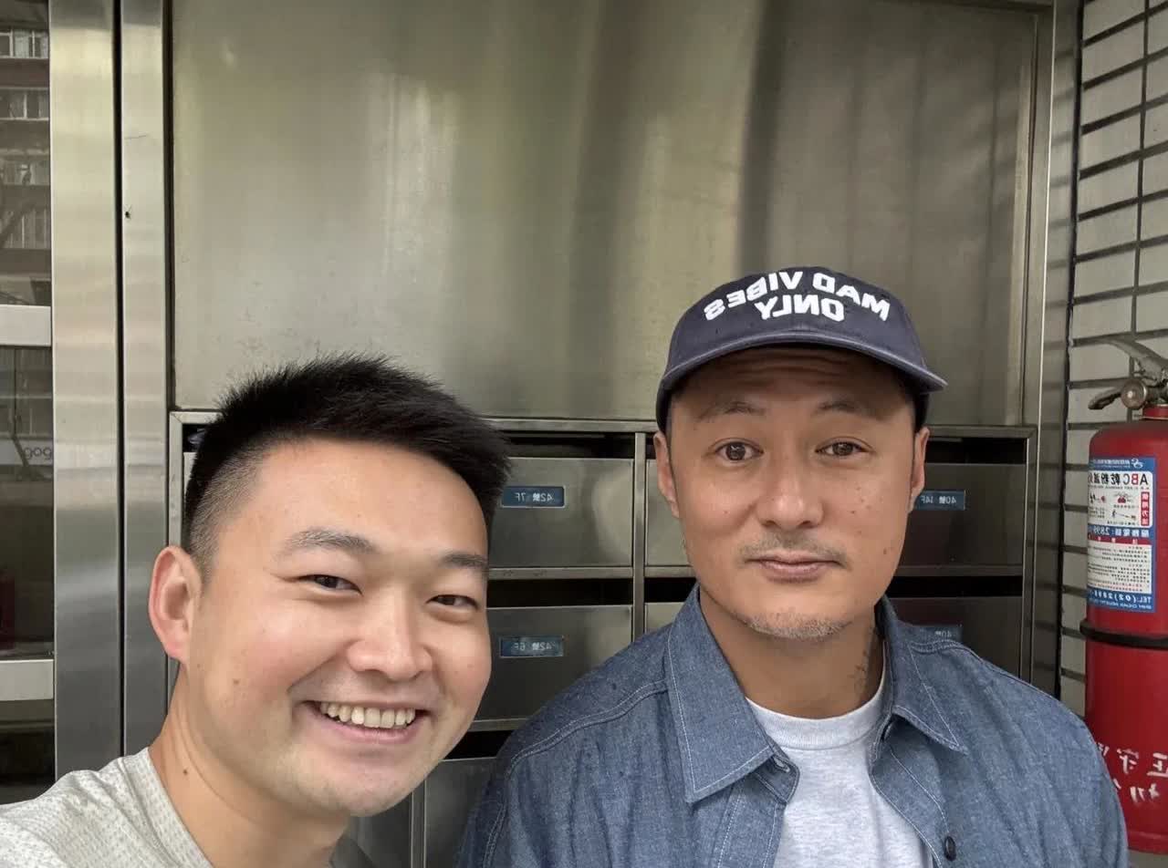 43岁余文乐在台北一家咖啡店被偶遇，他现在的面相太奇怪了！左右脸不对称，大小眼好