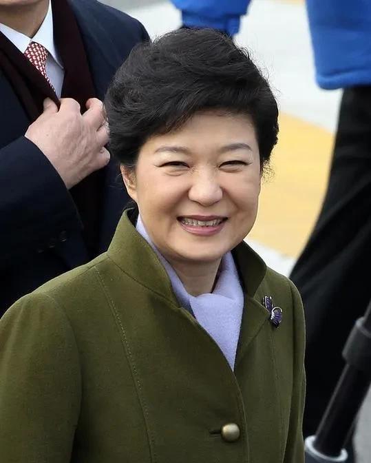 票数正在统计，“眯眼哥”李在明一直领跑金文洙约2个百分点，李俊锡票数占7.
