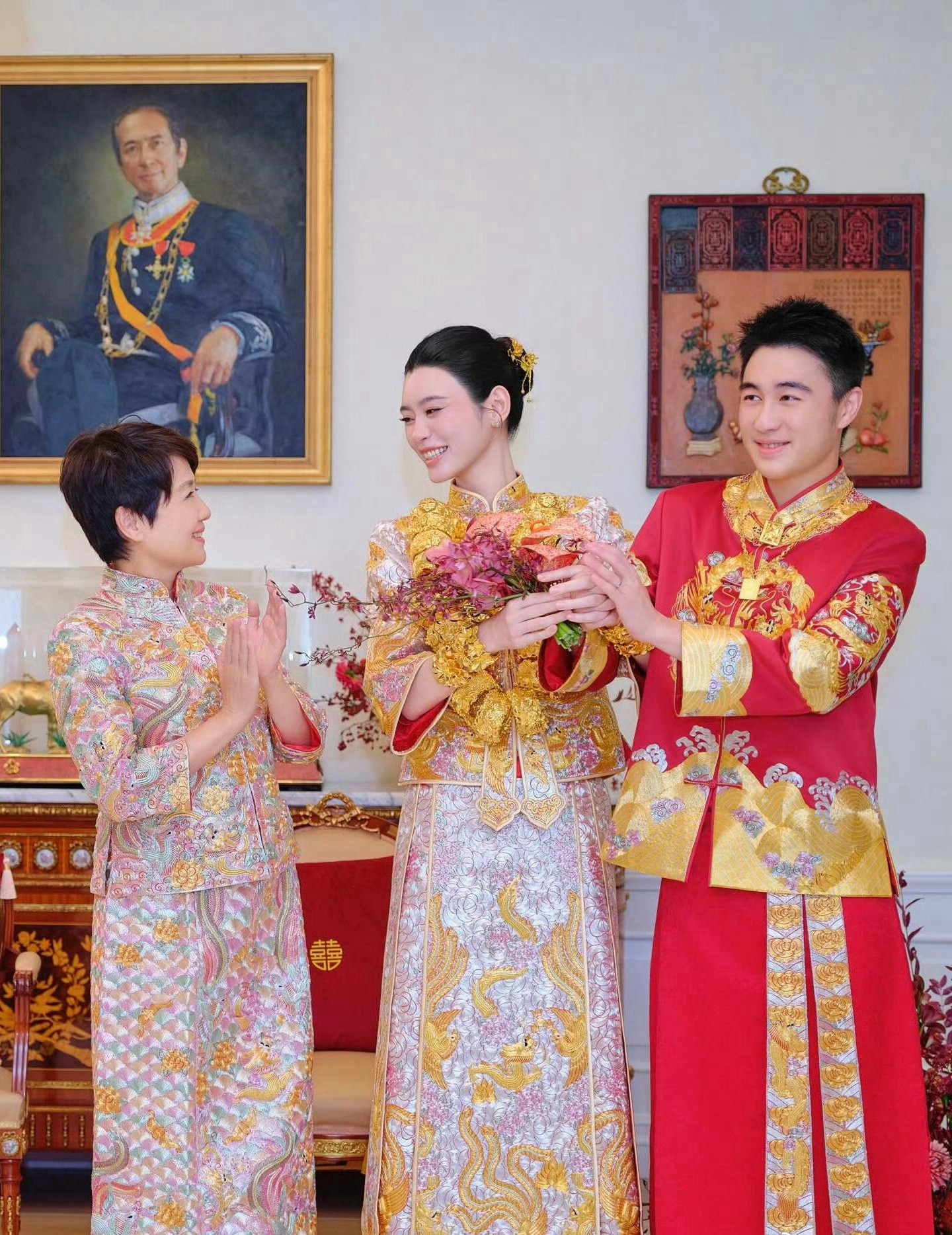 奚梦瑶答谢宴敬茶照出圈✨一身中式裙褂，脖子叠18只实心龙凤镯，双手各戴2只，合计22只，被网友戏称“