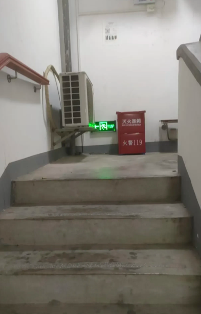 河南，一名女子下班回到家，发现自己的对门邻居竟然安了一个空调，然而，他们竟然把外