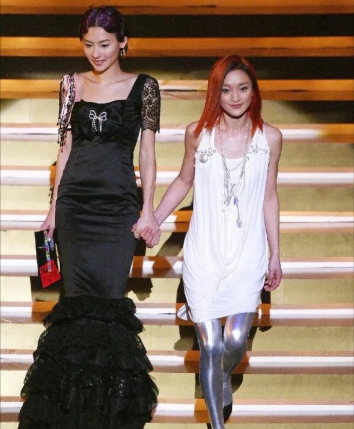 都说很多女星不太愿意和张柏芝同框，一同框就会被她的气质瞬间秒掉。这是早年间的一张