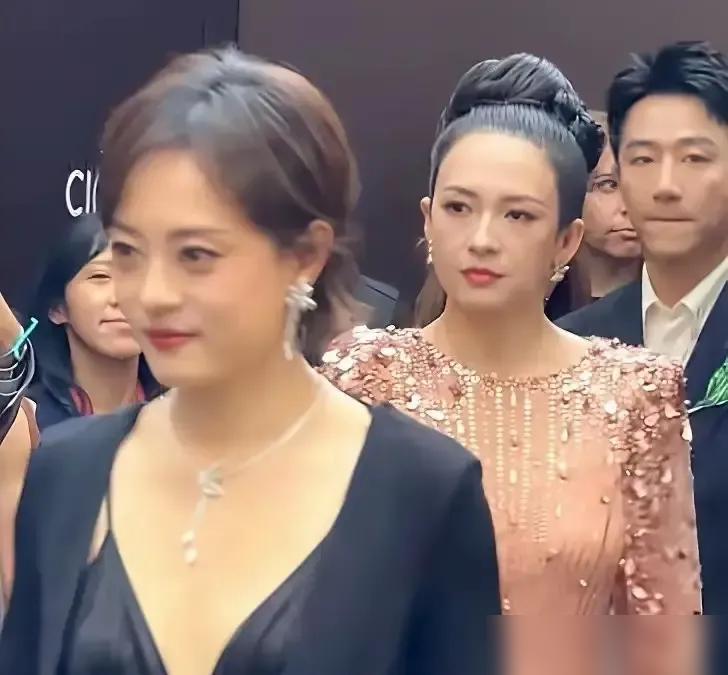 章子怡戴墨镜压轴走上红毯，孙俪邓超夫妇笑着迎上去，她侧身避开，合影时嘴角没抬，邓