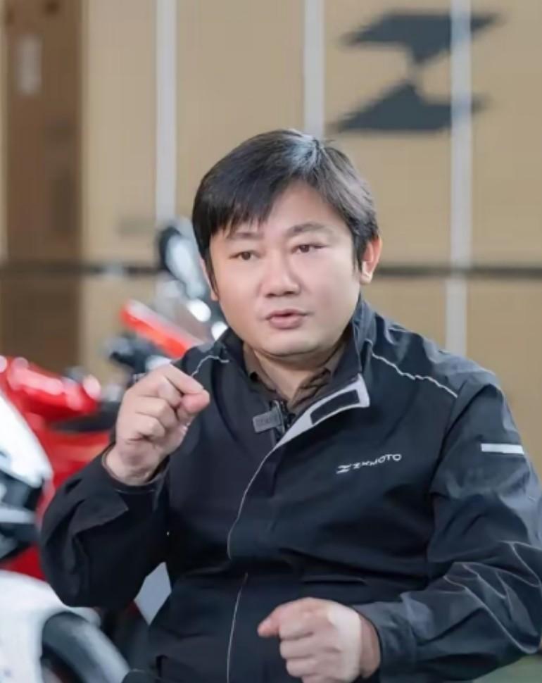 张雪4月4号深夜又道歉！！这几天光顾着道歉了，又惹祸了之前言语鲁莽，感谢重庆