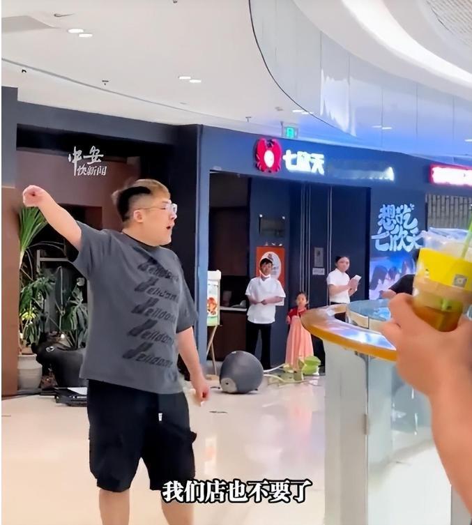 宁砸不送！浙江老板400万餐厅倒闭，被商场霸王条款逼疯，砸店刷屏戳中谁。这视频能