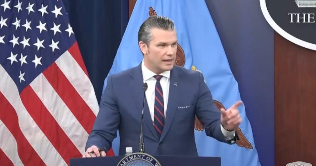 美国为了甩锅已经开始睁眼说瞎话，美国防长赫格塞斯在刚刚举行的记者会上公然表示，这