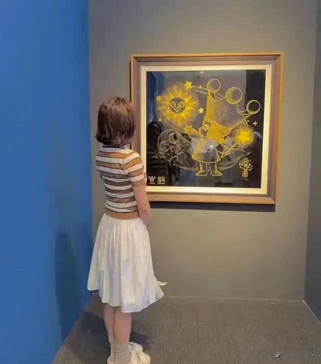 马龙妻子夏露逛展惹争议全身Prada被嘲太土，网友的嘴比拖鞋还硬