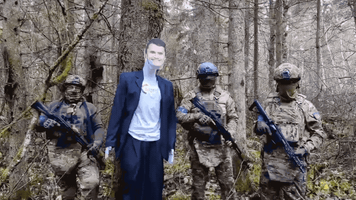 乌克兰疯了？军队持枪威胁查理柯克遗孀，再反对支援乌克兰就弄死你！这段视频中，3名