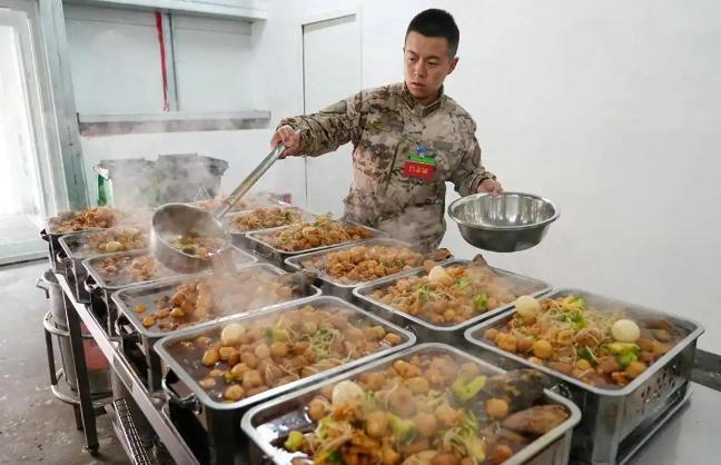 现在才知道，美国大兵一直在网上关注着中国士兵的情况，而让他破防的并不是中国士兵有