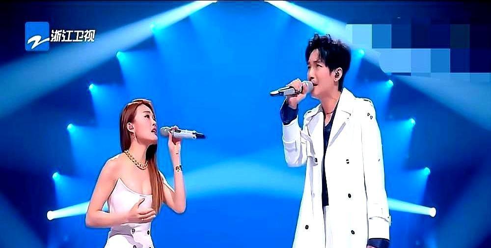 周深脱下西装那一刻，微博之夜的后台，才算真正开了场。闷。燥。镜头前绷紧的肌