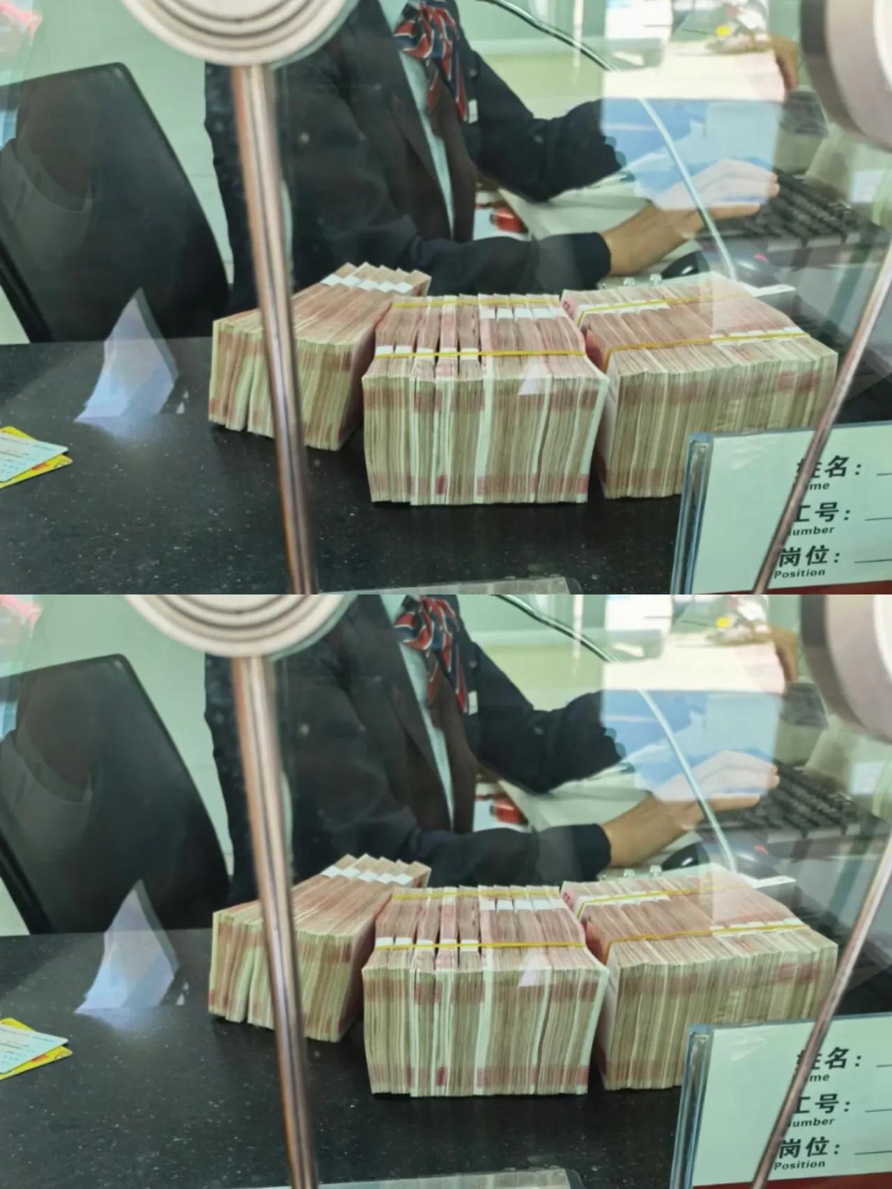 银行规则又改了！上午我把攒了3年的25万拿去银行存定期，结果刚坐下，就被工作人