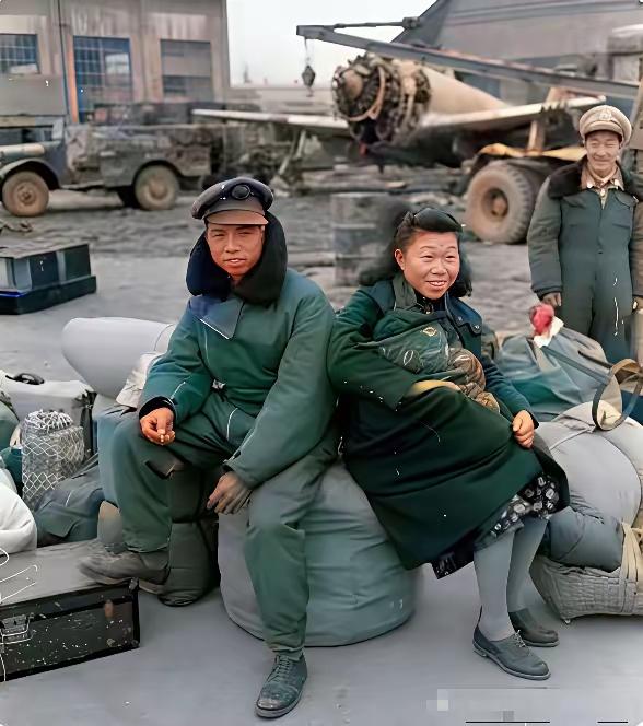 当兵的在前线节节溃退，当官的带着家属和大包小包，准备乘机逃离，脸上竟还挂着笑容，