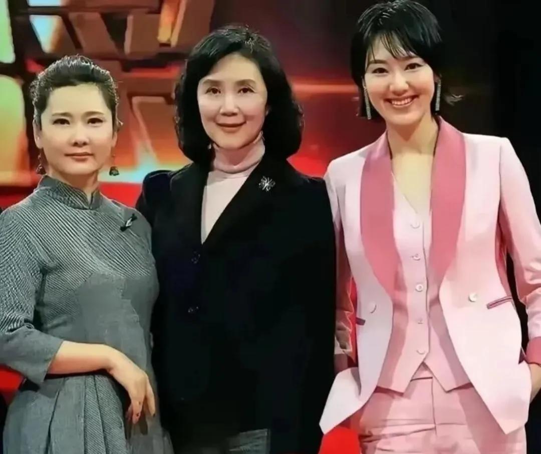 三位女明星，最好看的还是中间的这一位，她是一位老演员了，能认出的算你厉害。左边的