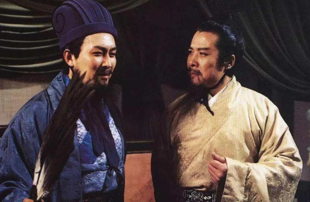 公元130年，东汉的皇宫里，阴城公主刘贤得正躺在华丽的床榻上，身边是几个俊美的