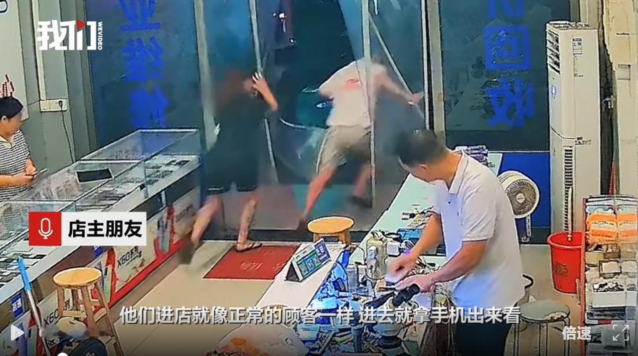 8月2日23时59分，广西南宁一家手机门店发生财物被取走事件。店内监控完整记录下
