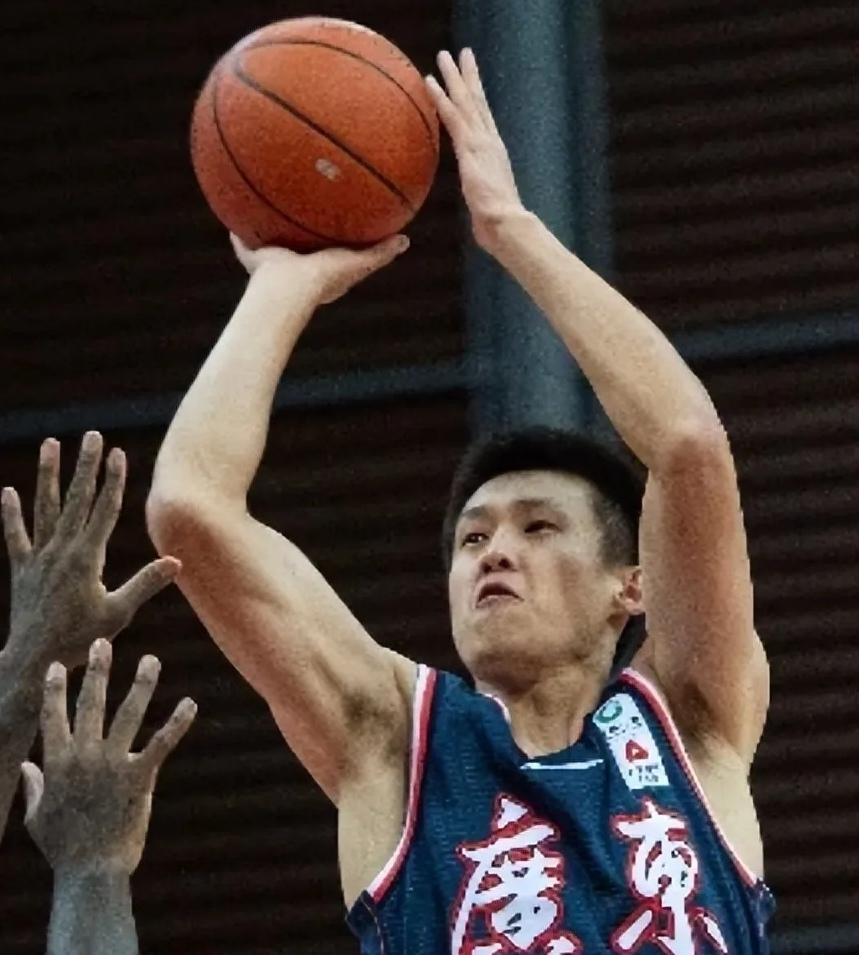 老将带队出征！周鹏率领广东宏远抵达青岛参加新赛季体测广东宏远男篮已经抵达青