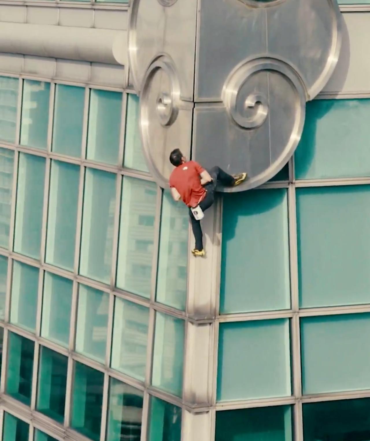 美国攀岩选手Alex徒手攀爬508米的台北101大楼成功。用时1小时31分3