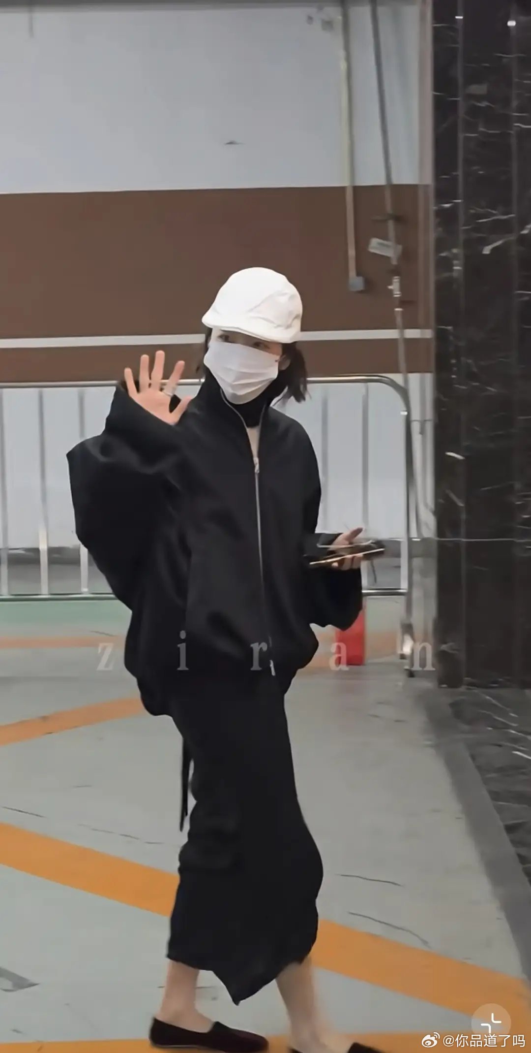 私服好好看！周冬雨现身马思纯新电影路演，穿搭简约又时尚很会搭