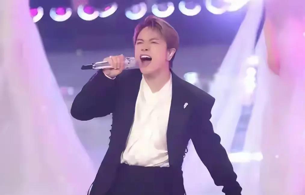 已经有越来越多人举报张敬轩了，内地演出基本没戏！不过，经纪人霍汶希和容祖儿，