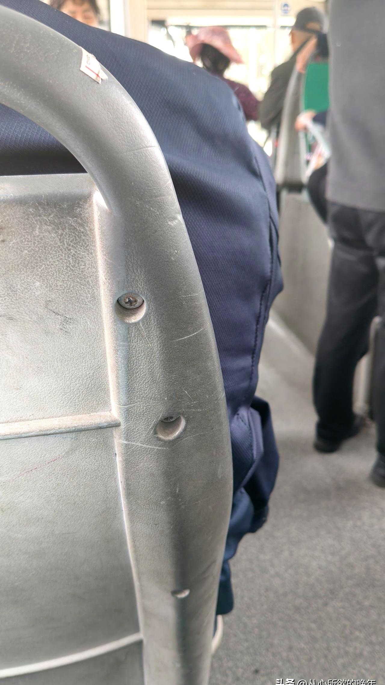 你发现没？现在公交车刷卡声都变暖了！今天我像往常一样挤公交，手忙脚乱地掏卡往