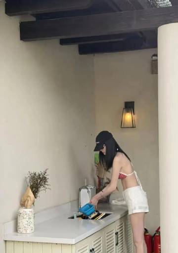 换我也选何穗！成年人的感情太现实了。陈伟霆182的身高摆在那，178的...