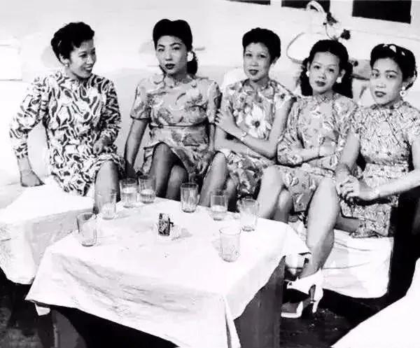 有一天，马步芳对七姨太说：“我要娶你的三个妹妹，这事你必须给我办!”七姨