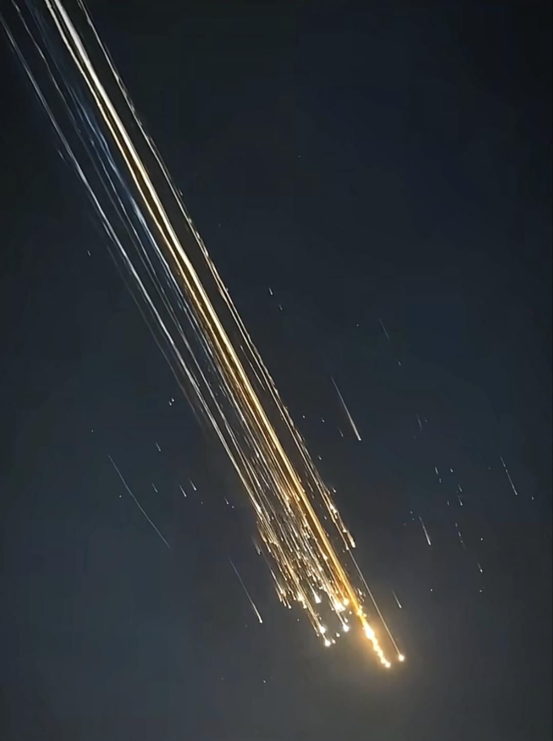 阿美：波斯猫，你现在断绝跟阿中阿俄的来往，我可以考虑放你。波斯猫：我拒绝。阿