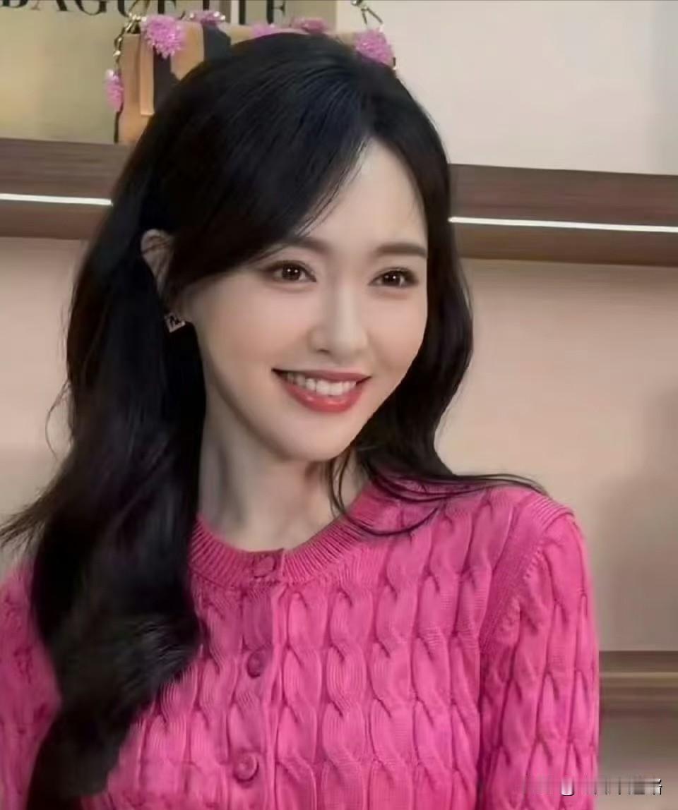 我刷到唐嫣在上海穿粉色针织裙的照片时，愣了一下。旁边同事凑过来问：这真是42岁的