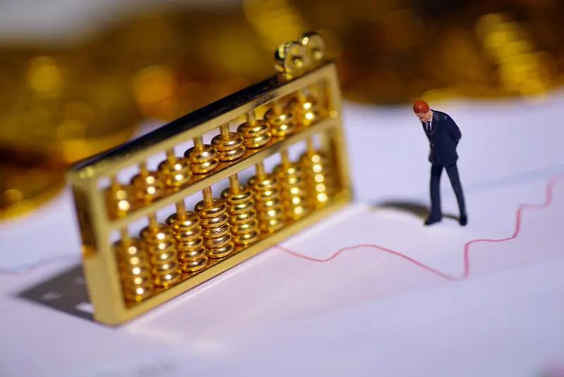 巴菲特说，投资的核心只有四个字：安全边际。用4毛钱买价值1块钱的东西。很多