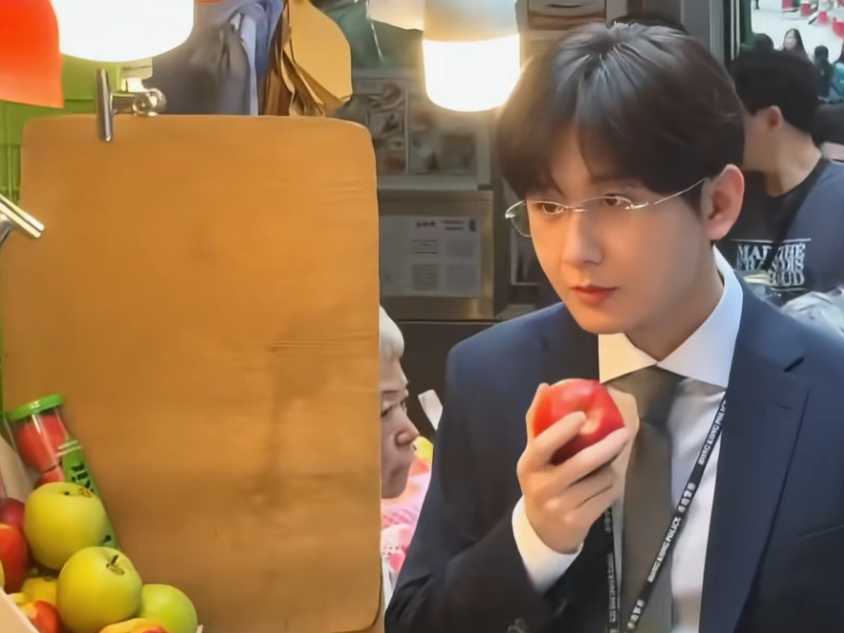 成毅去中国香港拍戏，其中一幕是路过一个水果摊，他顺手拿起一颗苹果闻了一下，然后放