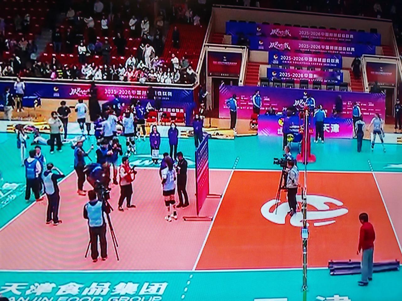 3：1天津女排战胜辽宁女排，孟豆获得了单场最佳球员，第一局天津女排朱航霆和夏思佳