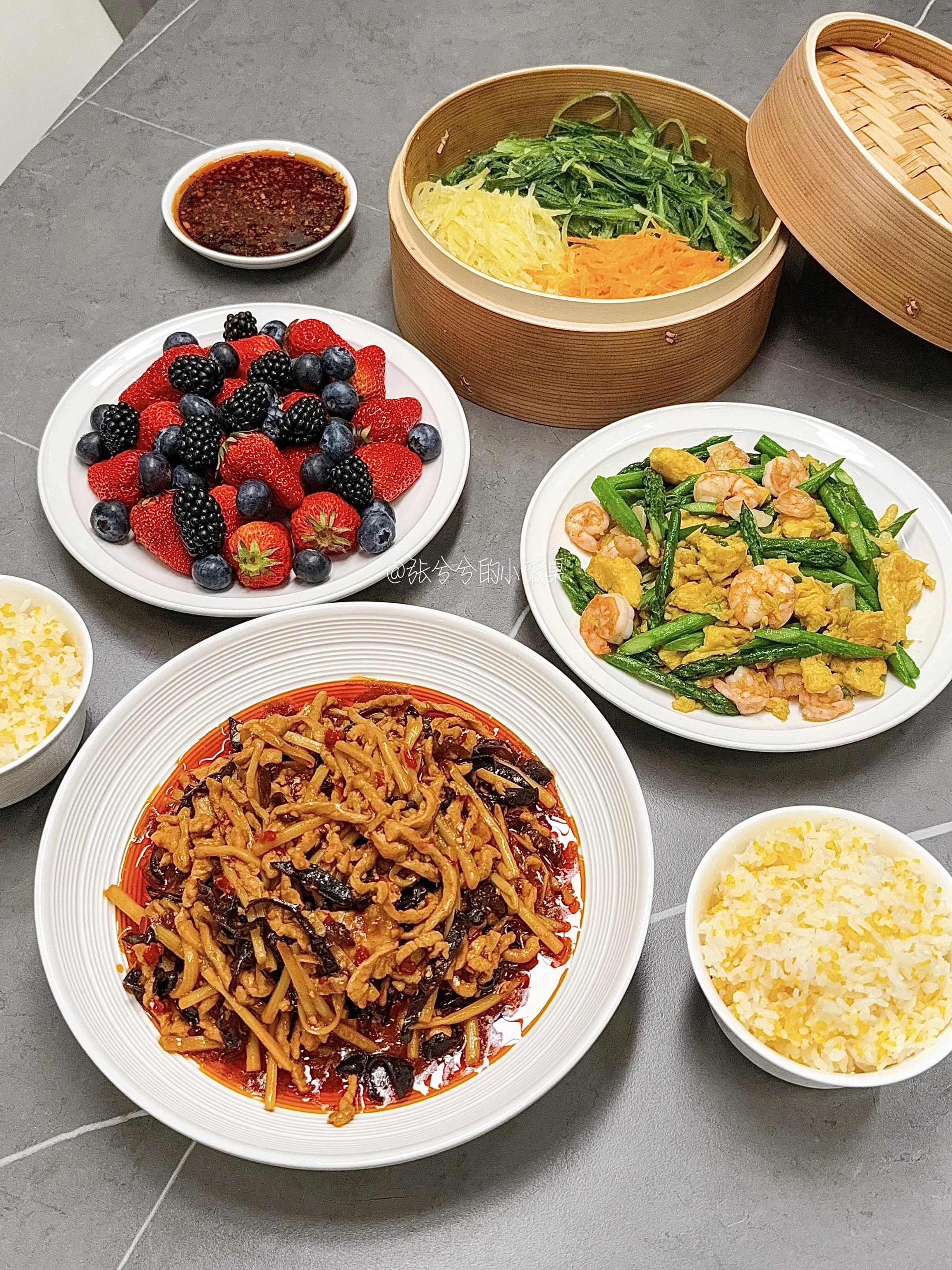 春日养生食谱来啦！【鱼香肉丝】 【三色蒸菜】 【芦笋虾仁炒蛋】 莓果拼...