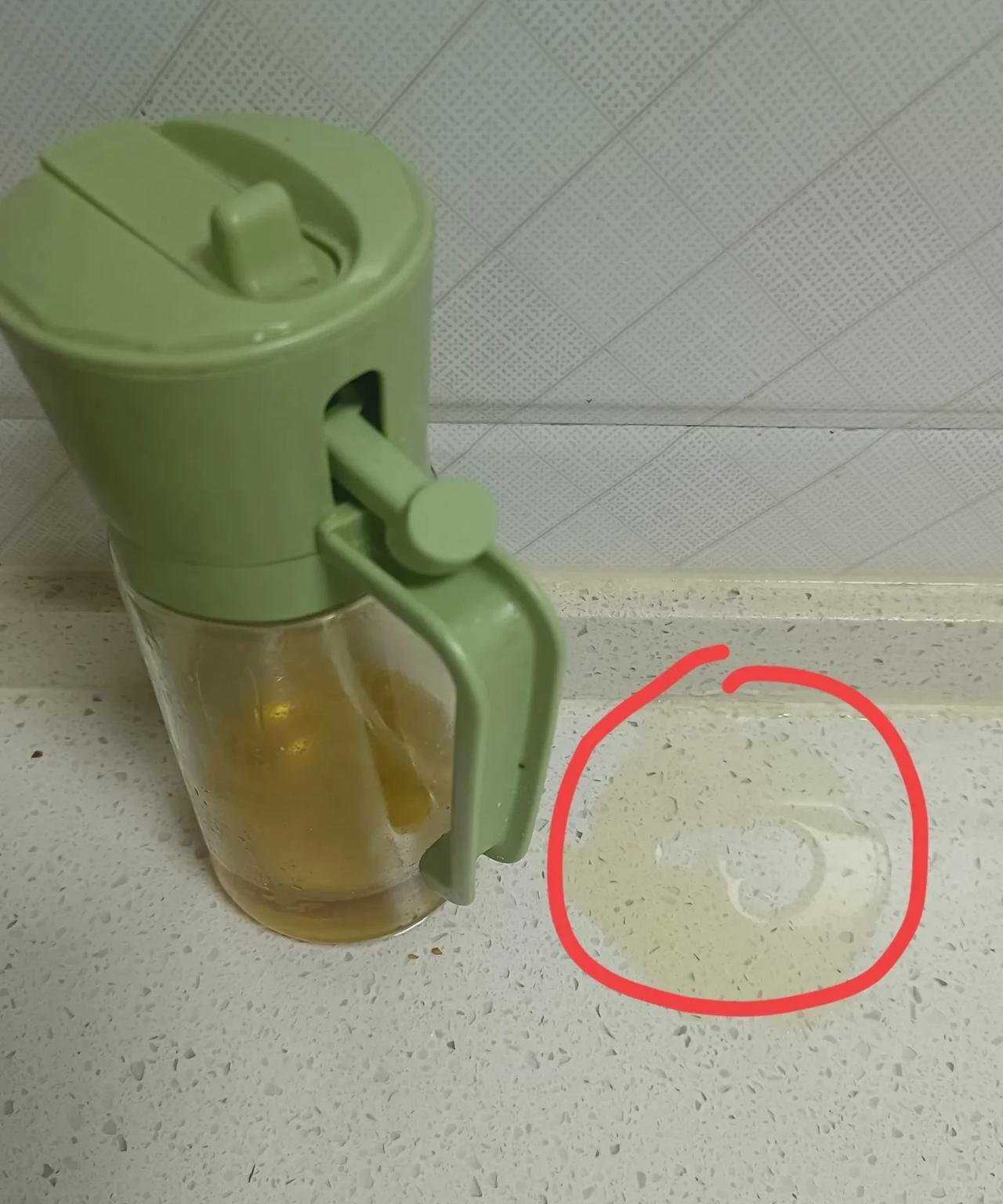 感觉家里买的油瓶是假的吧，明明好好的，怎么漏油啊！为了保险起见，我们还买了个玻