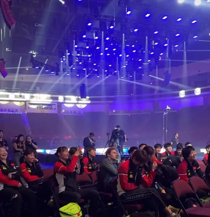 大迪:我的签证怎么没有问题！真搞不懂你们一群人在笑什么！男队开始全在看女队的热
