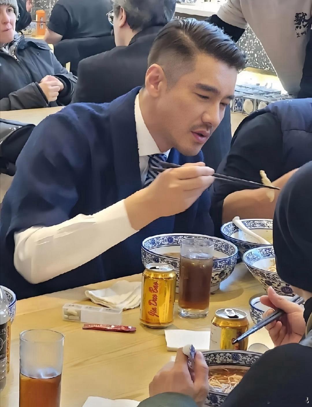 胡兵国外吃面被拍。54岁了保养的真好。