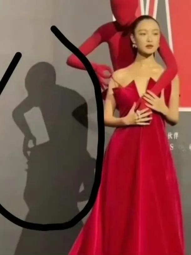 倪妮这一身确实还挺吓人的[捂脸哭]裙子也不好看啊，就是玩概念那一套，只不过我没看懂
