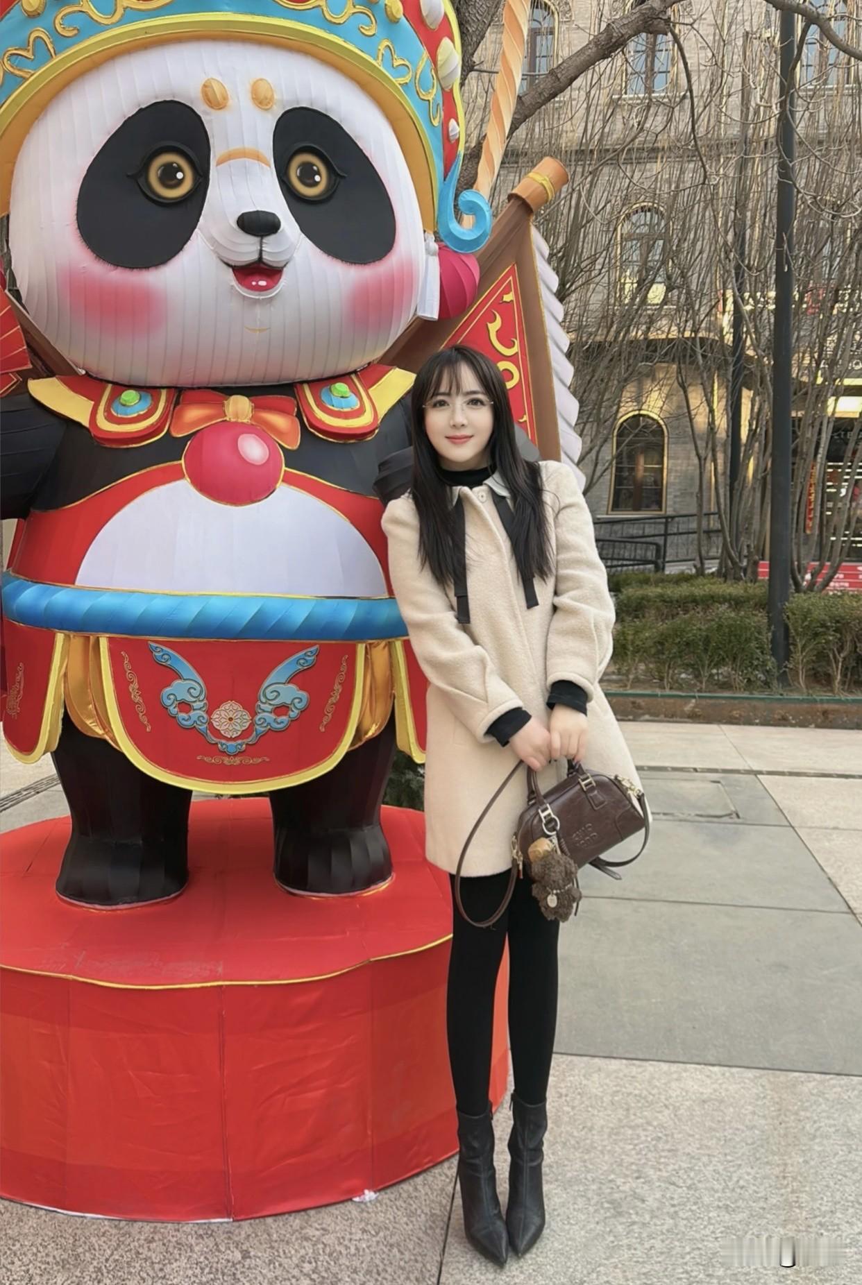 清雅脱俗的美到底长啥样？化自然淡雅的妆容，嘴角带着温柔笑意，尽显天然美感，融合了