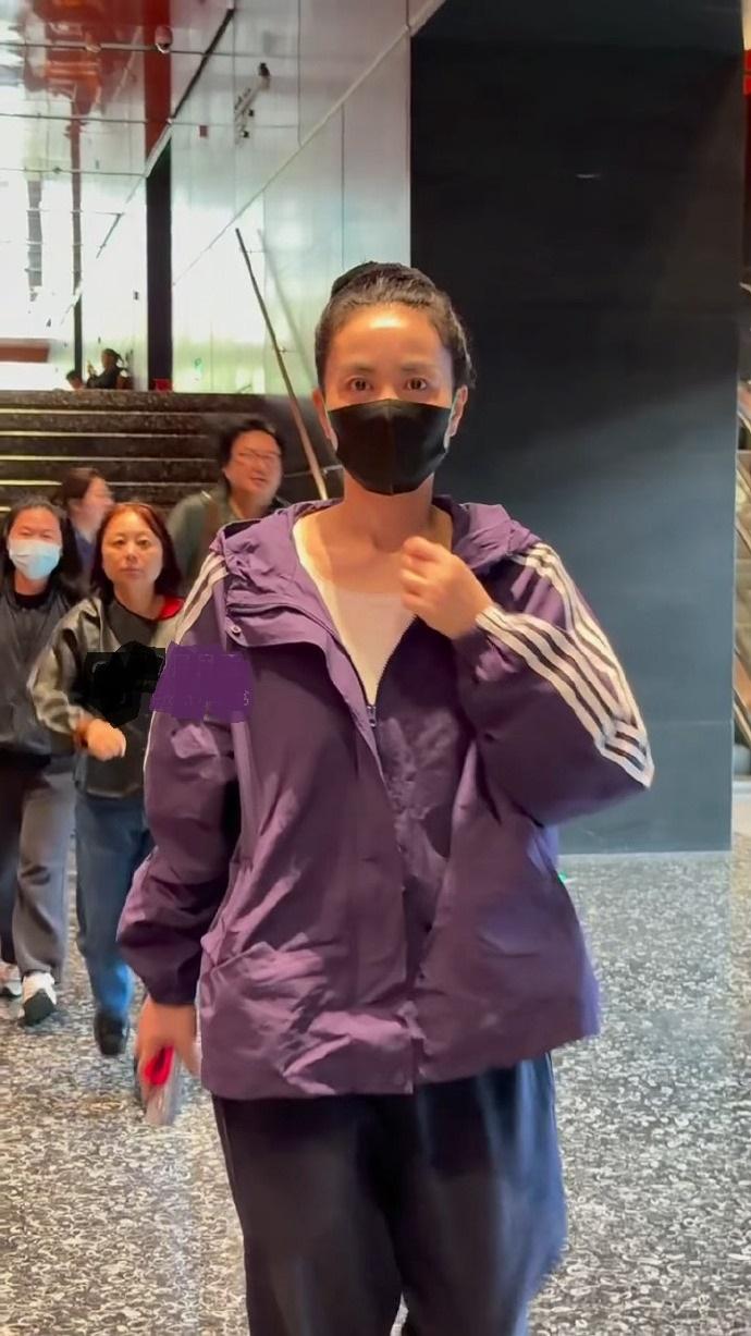今天王菲去看话剧了，她这次走运动时尚风路线，看上去年轻又有活力气息，真的是太潇洒
