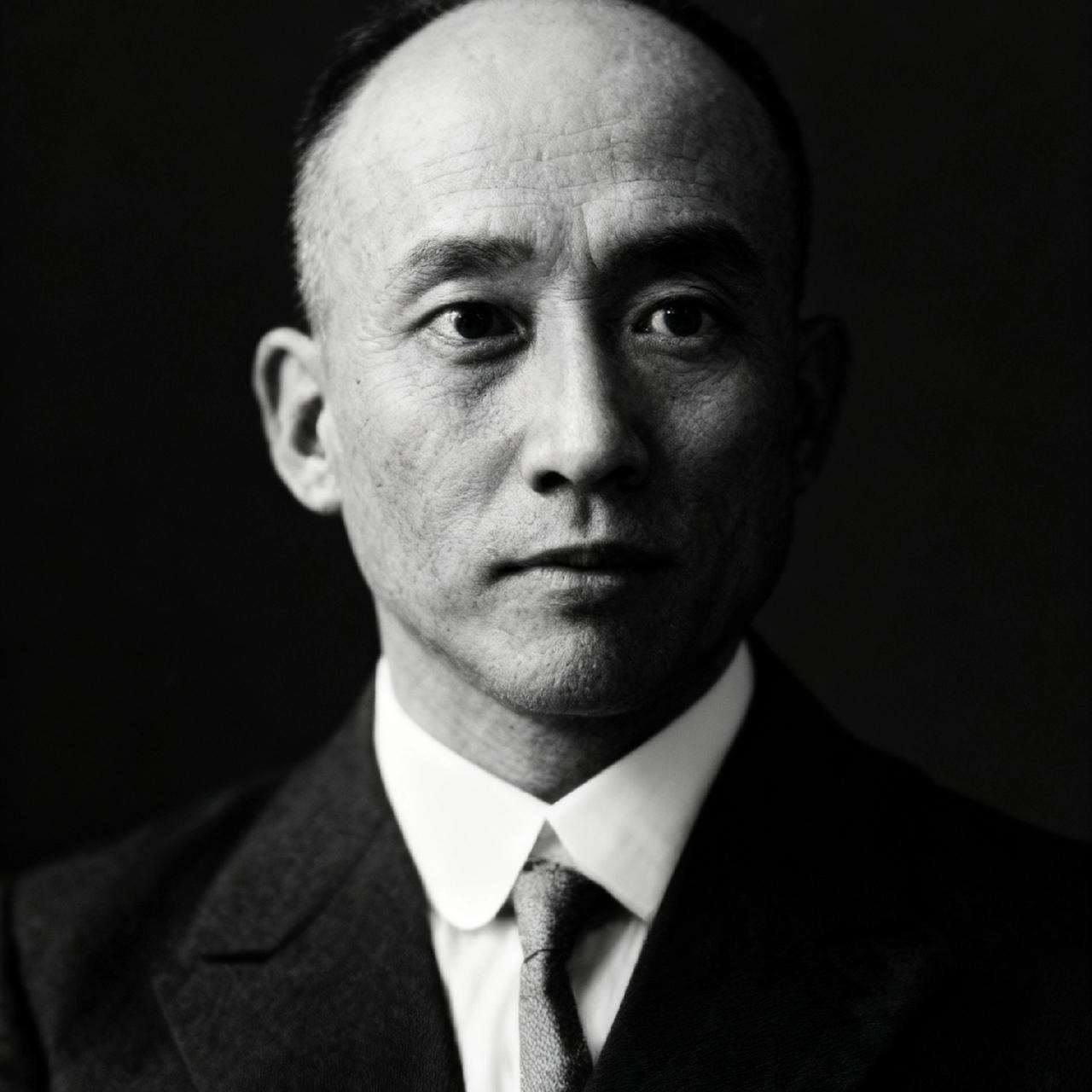 朱枫的前夫、陈阿菊的亲生父亲陈绶卿,一张罕见的留影,照片中的他西装革履,五官端正