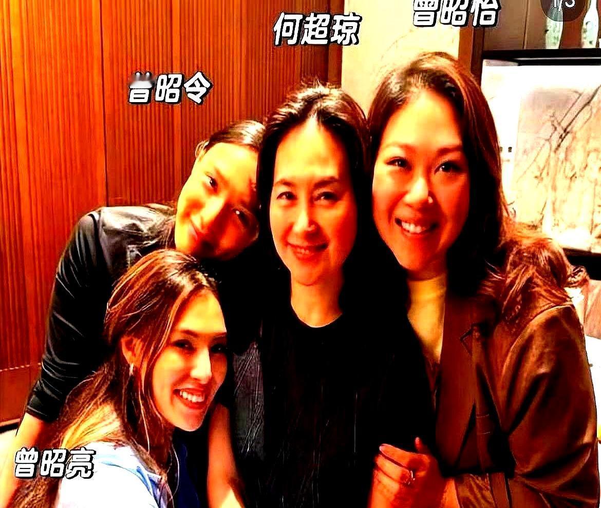 2026年大年初二，身家千亿的何超琼没回何家，却稳坐别人家主位，连主人曾文豪夫妇