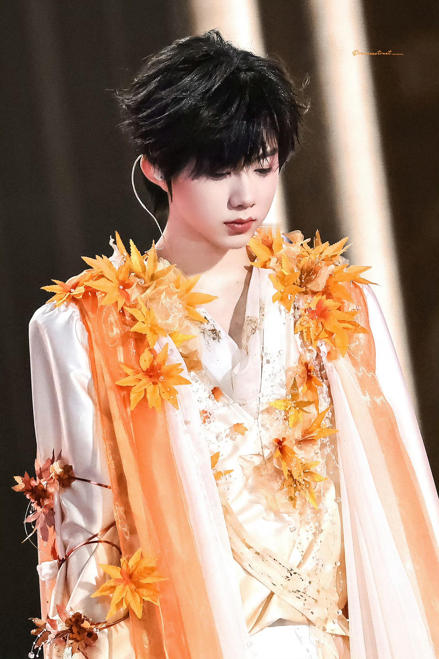 卧槽卧槽陈奕恒紫色超大灯牌