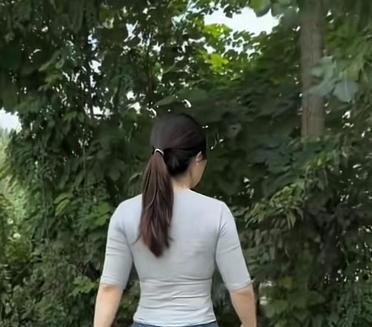 散步在公园的小径，感受大自然的宁静。