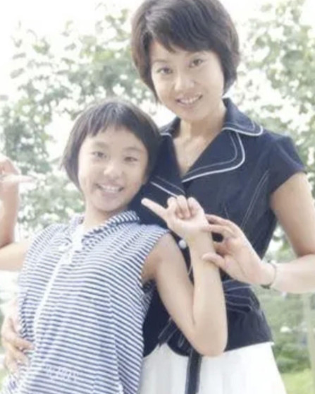 2004年，闫妮的丈夫邹伟提出离婚，闫妮不肯离，她觉得孩子还小，邹伟说：“车子给
