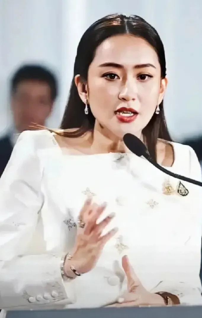 出人意料！泰国女总理佩通坦出手了！7月16日清晨，泰国总理佩通坦·钦那瓦向宪法