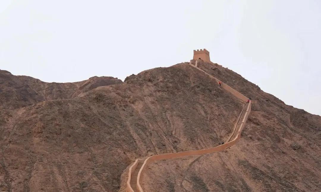 明洪武年间，嘉峪关城楼竣工，监工在验收工程时，发现砖料多出了一块，正准备拿下来问