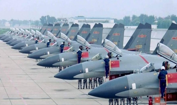 美媒近日被中国歼-20的产能惊到失语！这可不是小打小闹——2024年成飞5条生产