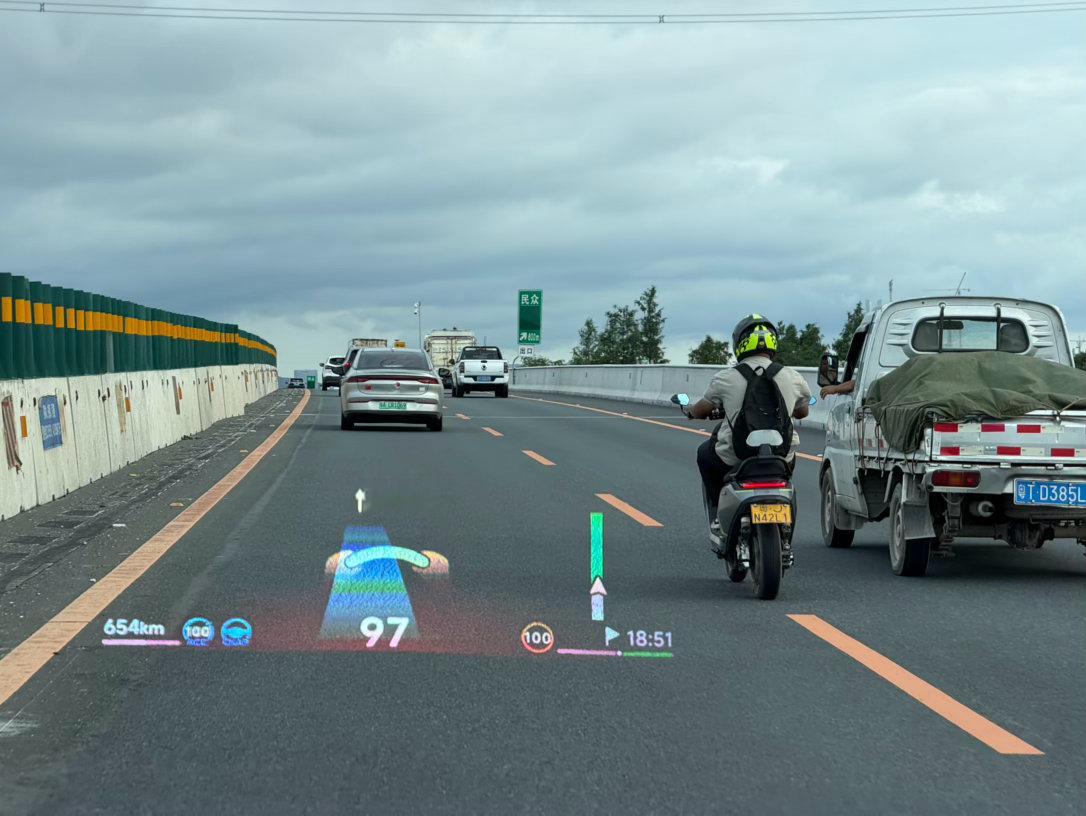 这些人真害人害己，开着两轮摩托上高速，还频繁超车。我车速到95km/h，他还使劲