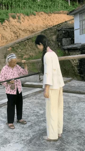 孙女是奶奶一手带大，是奶奶心中的宝贝疙瘩。女孩到了谈婚论嫁的时候，男方问需要多少