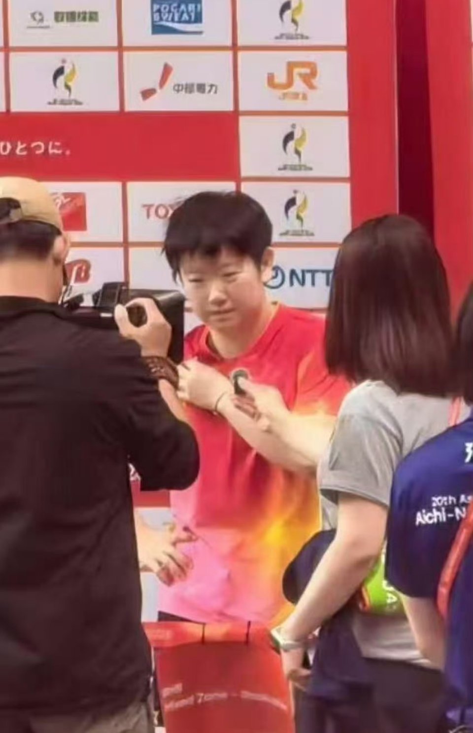 孙颖莎体力透支短短半年时间孙颖莎已两次因为混双兼项造成身体透支无奈伤退。运动员
